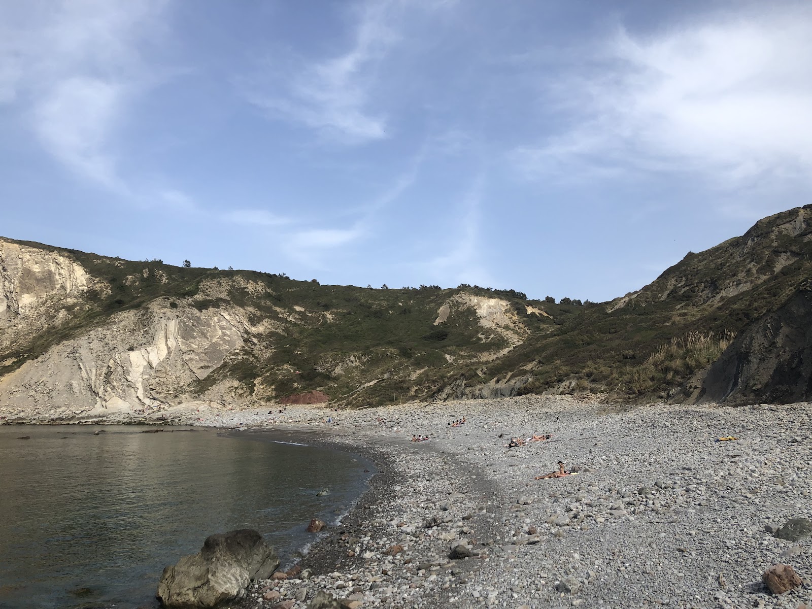 Foto av Menakoz hondartza omgiven av klippor