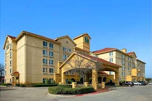 La Quinta Inn & Suites by Wyndham DFW Airport South / Irving image