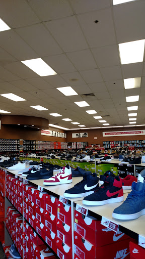 Shoe Store «Famous Footwear», reviews and photos, 2140 SW Wanamaker Rd, Topeka, KS 66614, USA