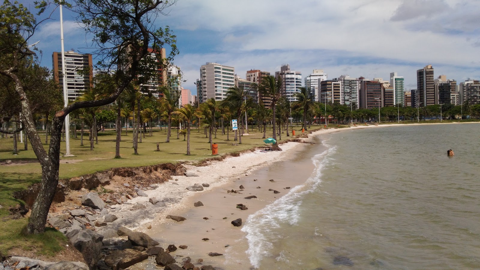 Foto de Praia dos Amantes com areia brilhante superfície