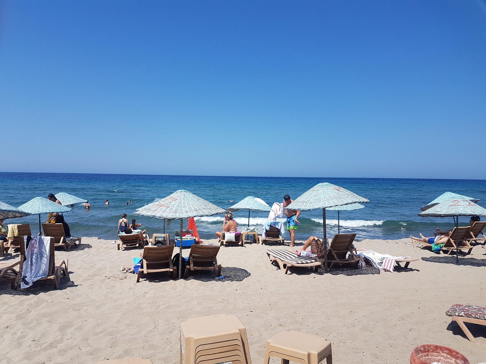 Foto di Akliman beach sorretto da scogliere