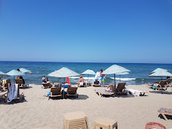 Foto di Akliman beach sorretto da scogliere