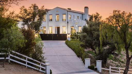 The Luxury Level image