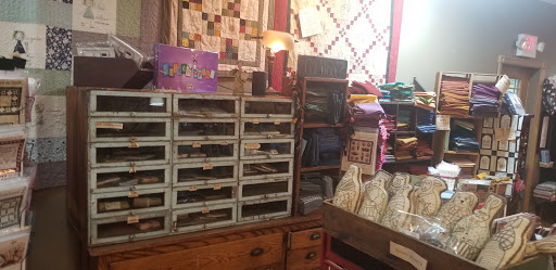 Quilt Shop «The Little Red Hen», reviews and photos, 612 Hope Ave, Muscatine, IA 52761, USA