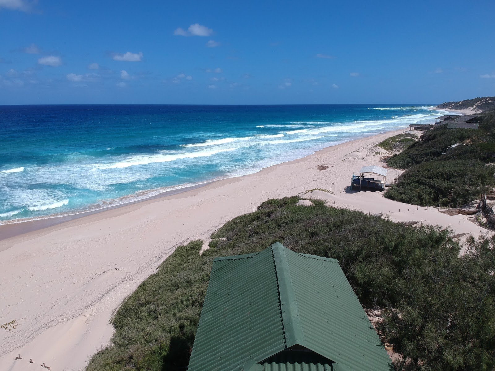 Foto von Pomene Beach mit beiger sand Oberfläche