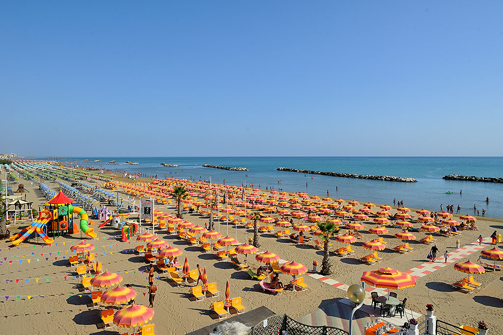 Spiaggia Torre Pedrera'in fotoğrafı - tatil için iyi evcil hayvan dostu nokta
