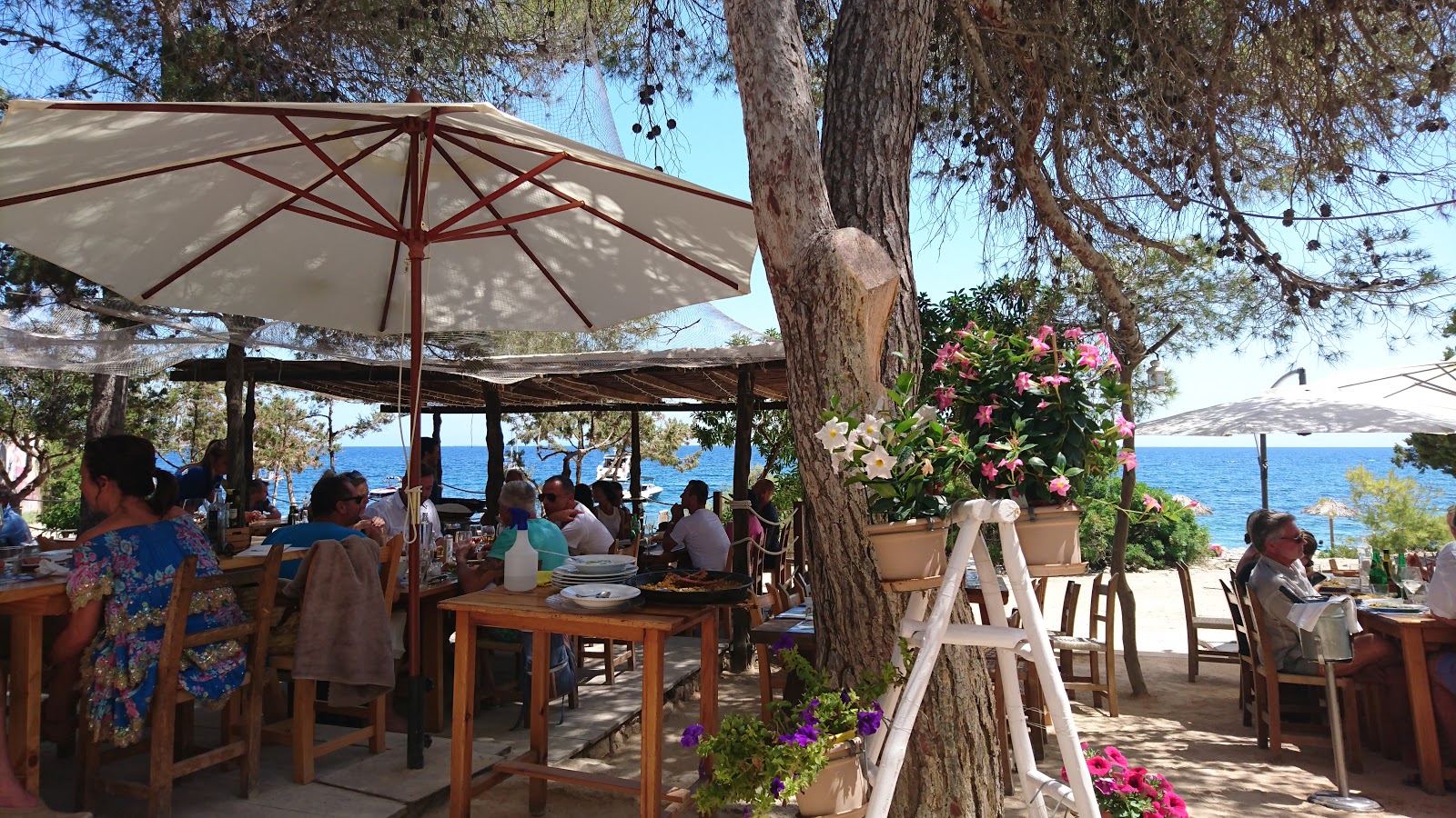 Photo of Cala des Cubells with partly clean level of cleanliness