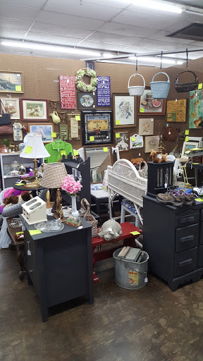 Outlet Mall «Finders Keepers Traders Outlet Mall», reviews and photos, 740-784 Chelsa Dr, Madisonville, KY 42431, USA