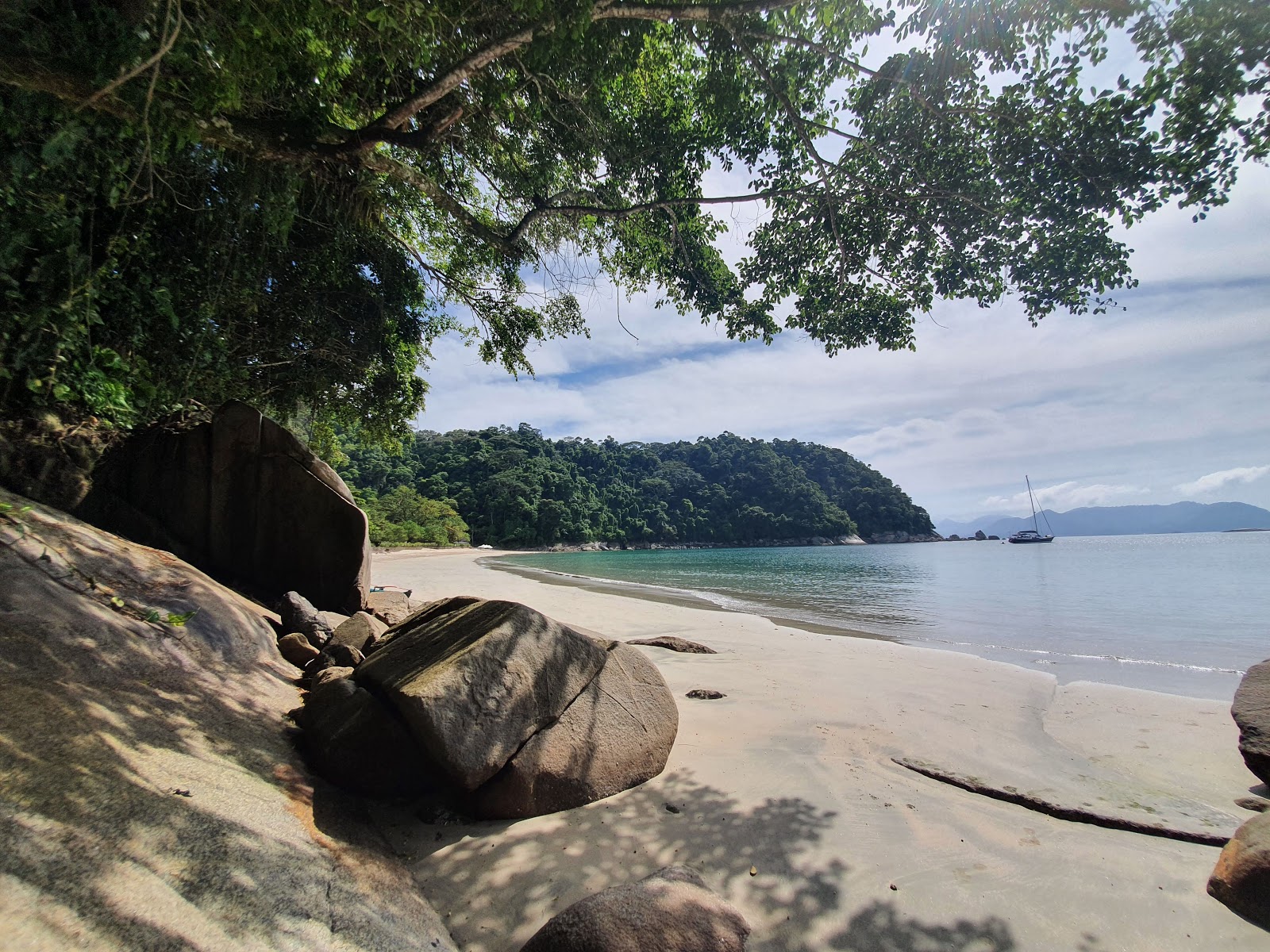 Foto de Praia do Pingo d’Água com areia bege superfície