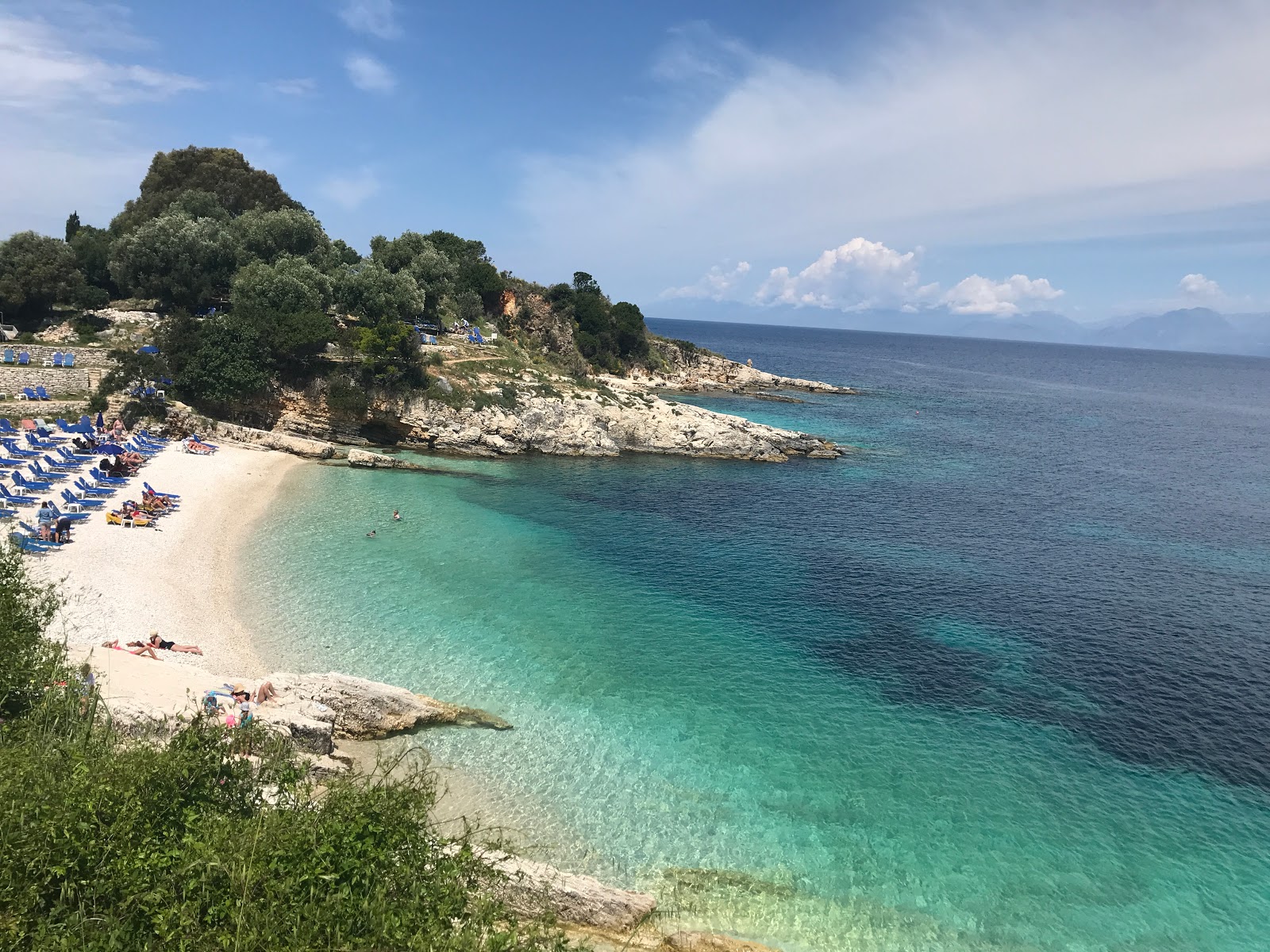 Foto von Paralia Mpataria mit kleine, beiger kiesel Oberfläche