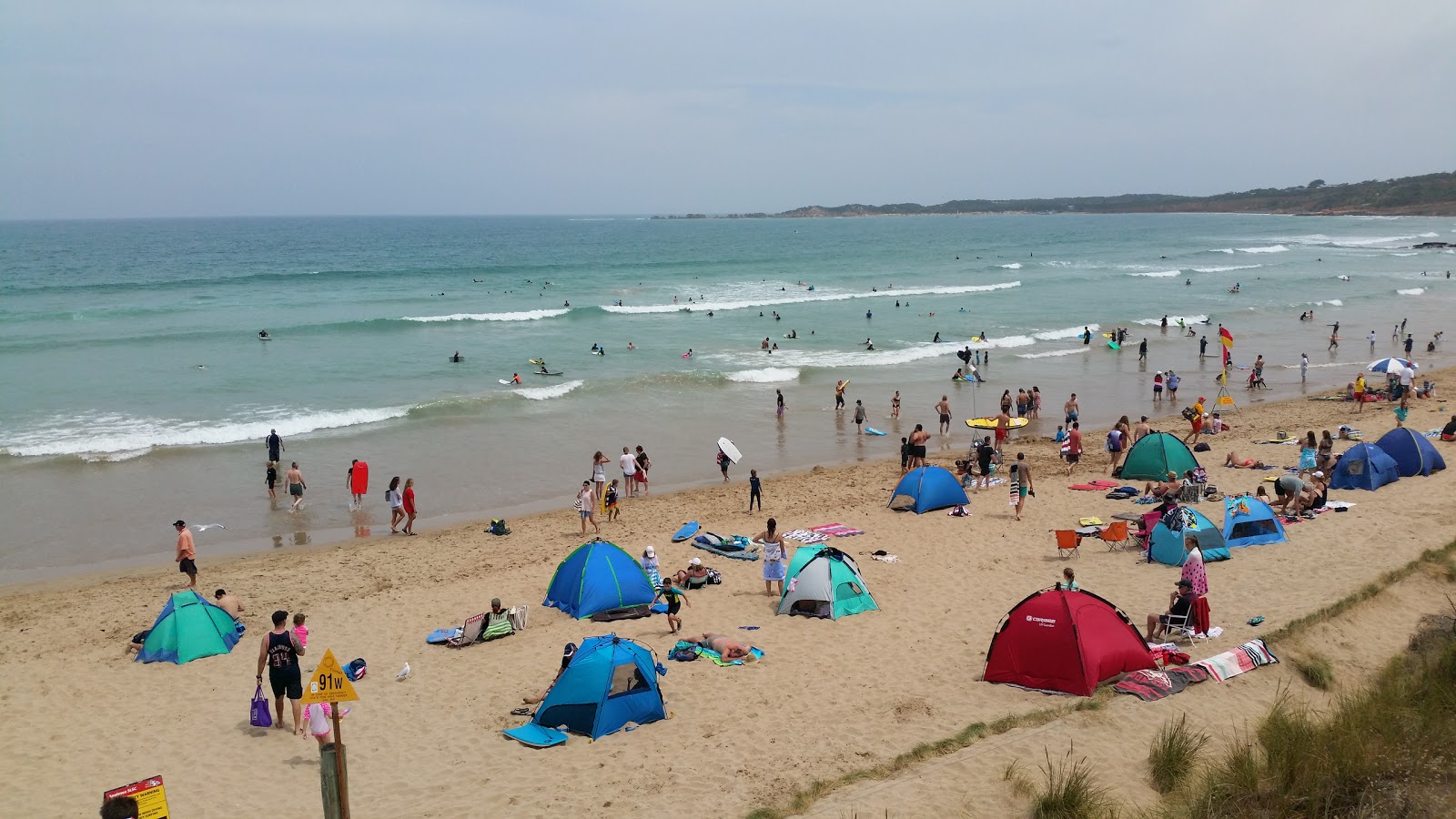 Anglesea Beach的照片 被山脉环绕