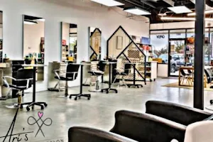 Ari's XOXO Salon & Barber image