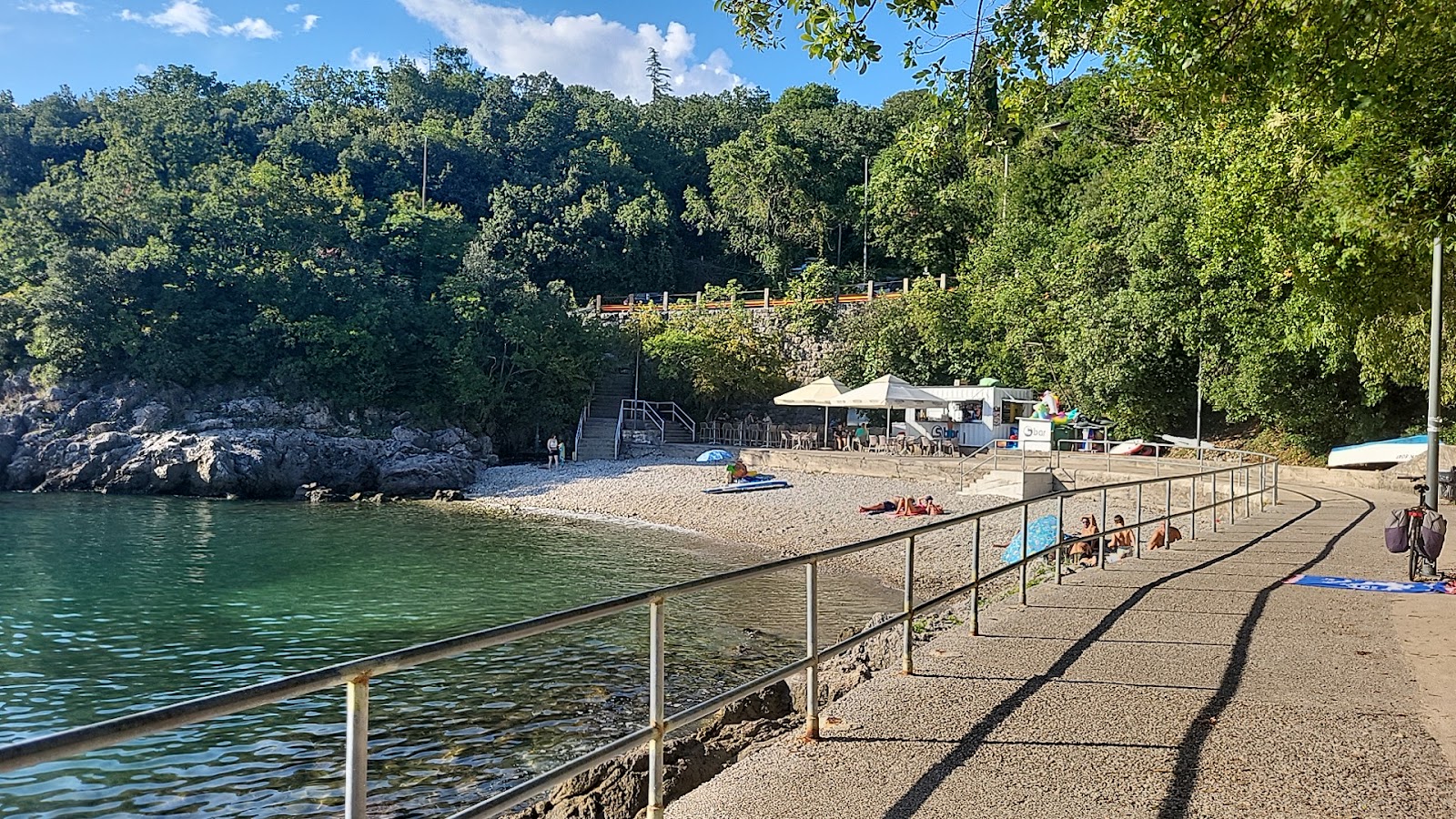 Foto di S Zavoj Beach con una superficie del sabbia fine grigia