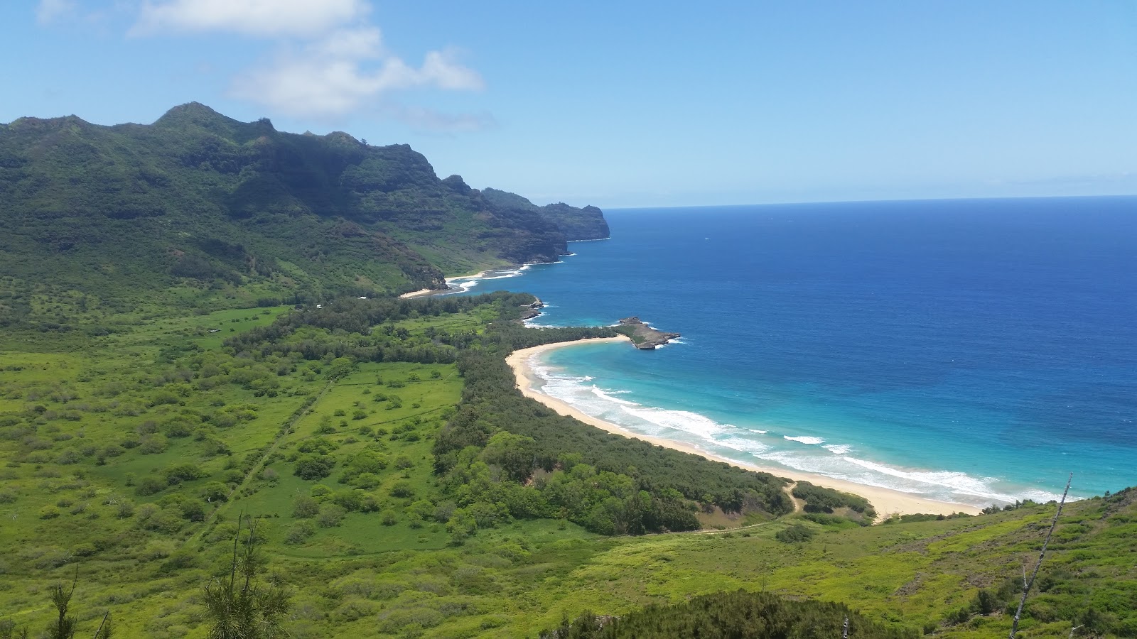 Foto de Kipu Kai Beach com areia fina e brilhante superfície