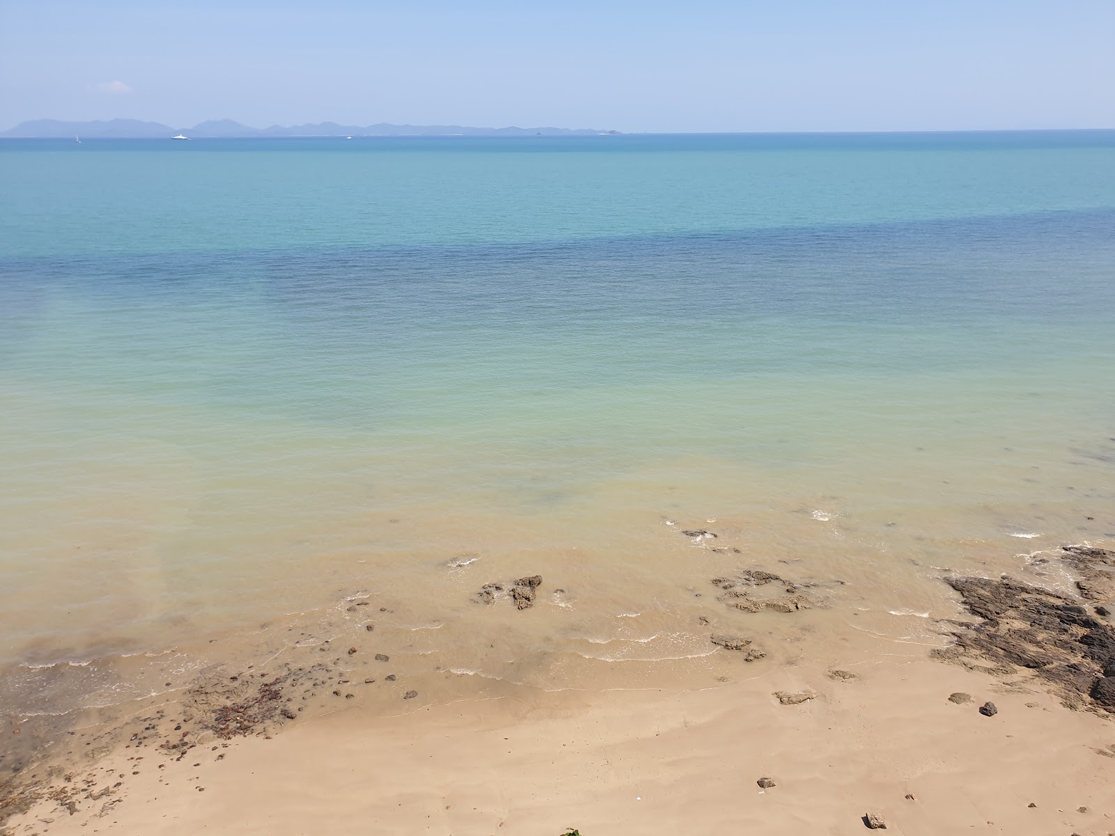Φωτογραφία του Ratsada Beach άγρια περιοχή
