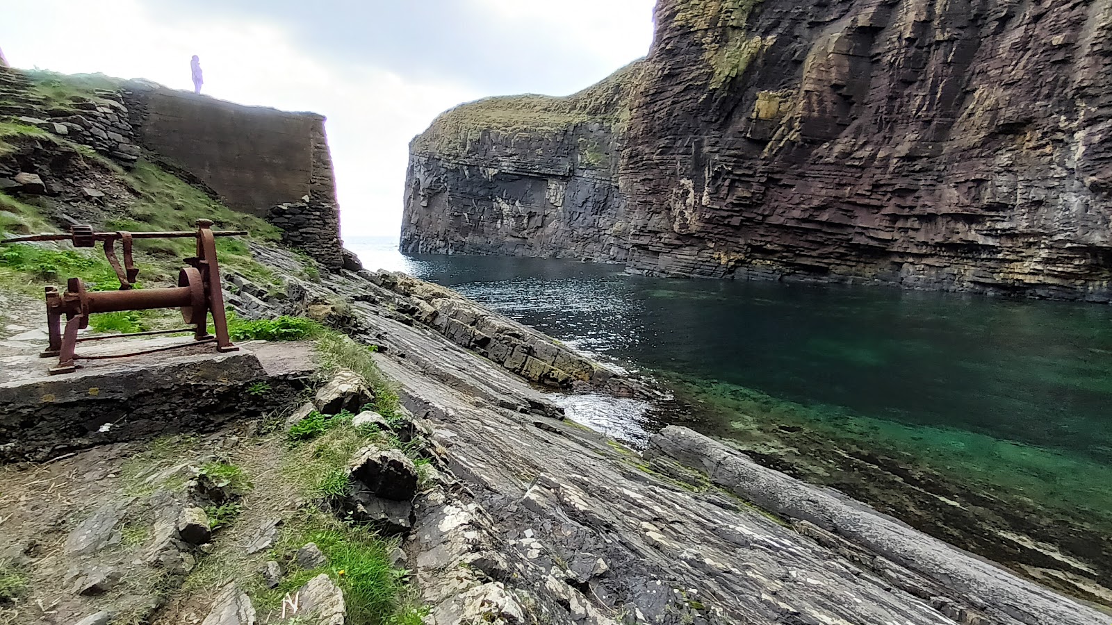 Foto von Whaligoe Steps Beach mit türkisfarbenes wasser Oberfläche