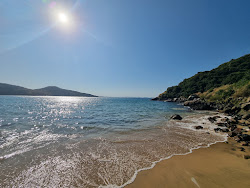 Foto di Praia da Gracainha circondato da montagne
