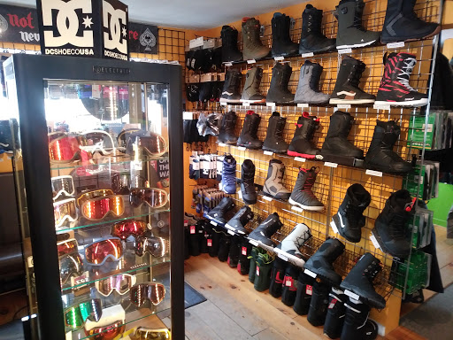 No School Snowboard Shop, 123 Old 108 Loop, Jeffersonville, VT 05464, USA, 