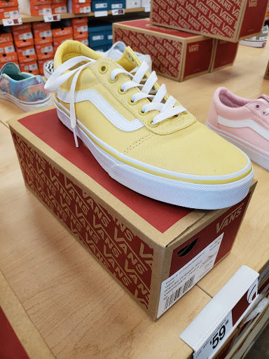 Shoe Store «Famous Footwear», reviews and photos, 389 Gateway Dr, Brooklyn, NY 11239, USA