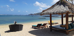 Photo de Seger Mandalika Beach entouré de montagnes