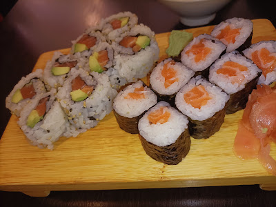 Chinese And Japanese Sushi Sashimi Maki Yakitori à Paris