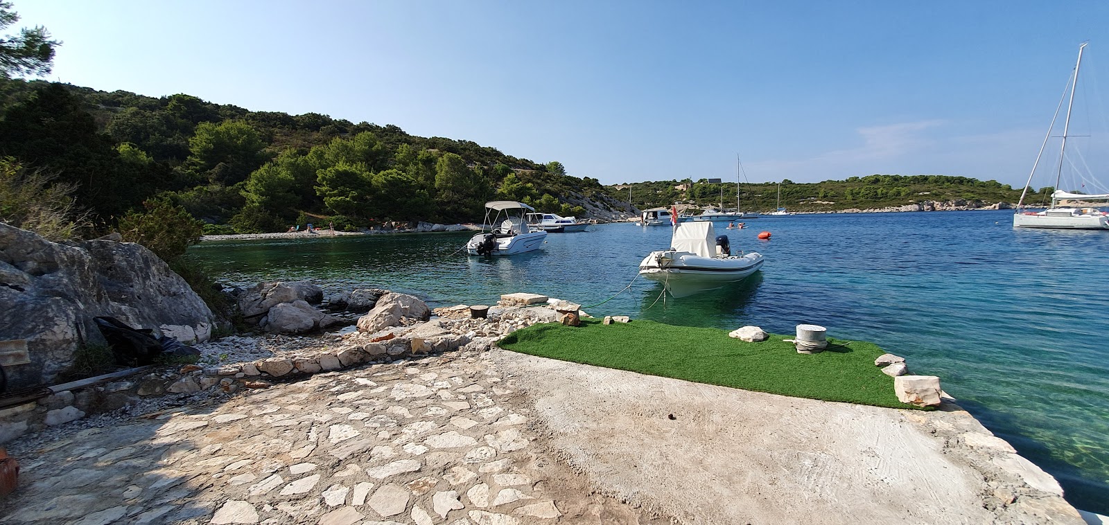 Plaza Rogacic'in fotoğrafı dağlarla çevrili