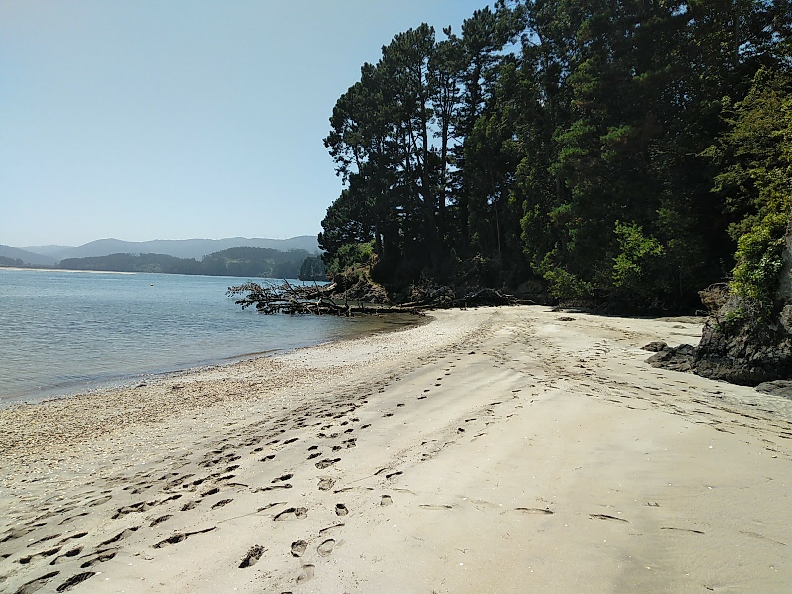 Fotografie cu Playa de Figueiras cu o suprafață de apa pură turcoaz