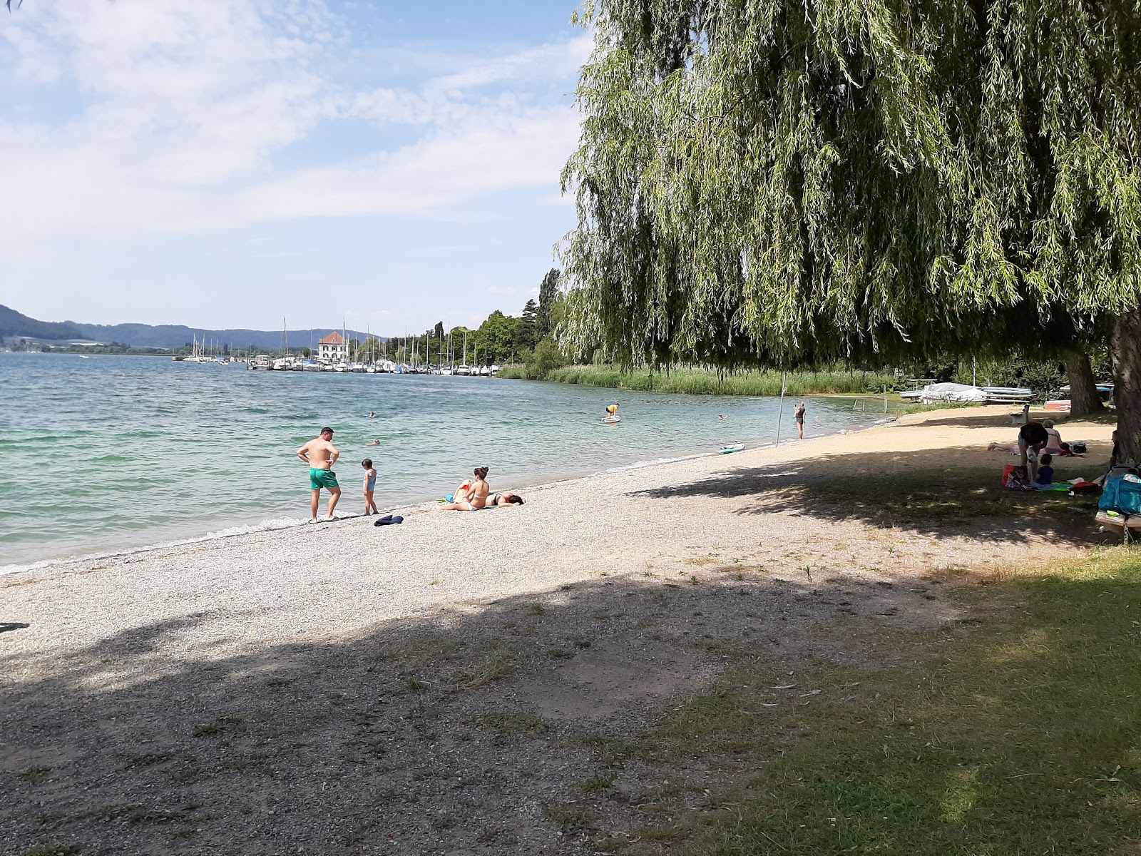 Foto av Strandbad Ludwigshafen med harmaa hiekka ja kivi yta