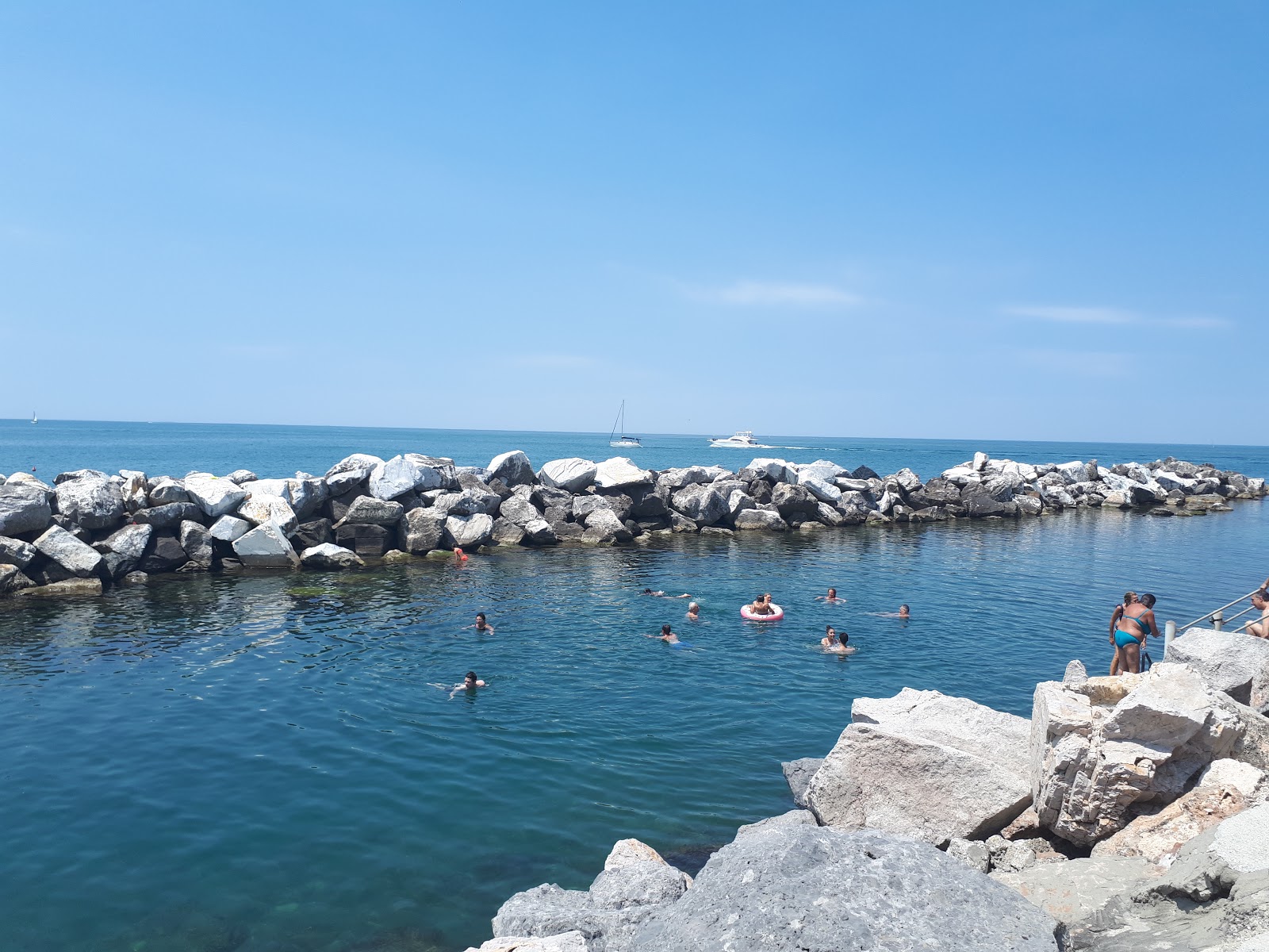 Foto di Marina di Pisa con una superficie del terreno roccioso