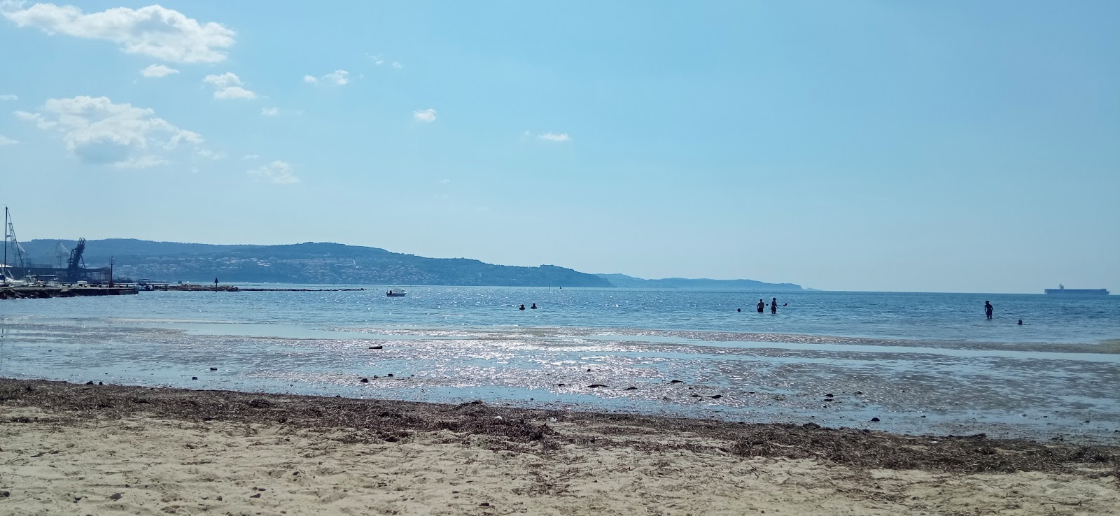Foto di Plaza Sv. Katarina Ankaran con una superficie del sabbia di conchiglie grigia