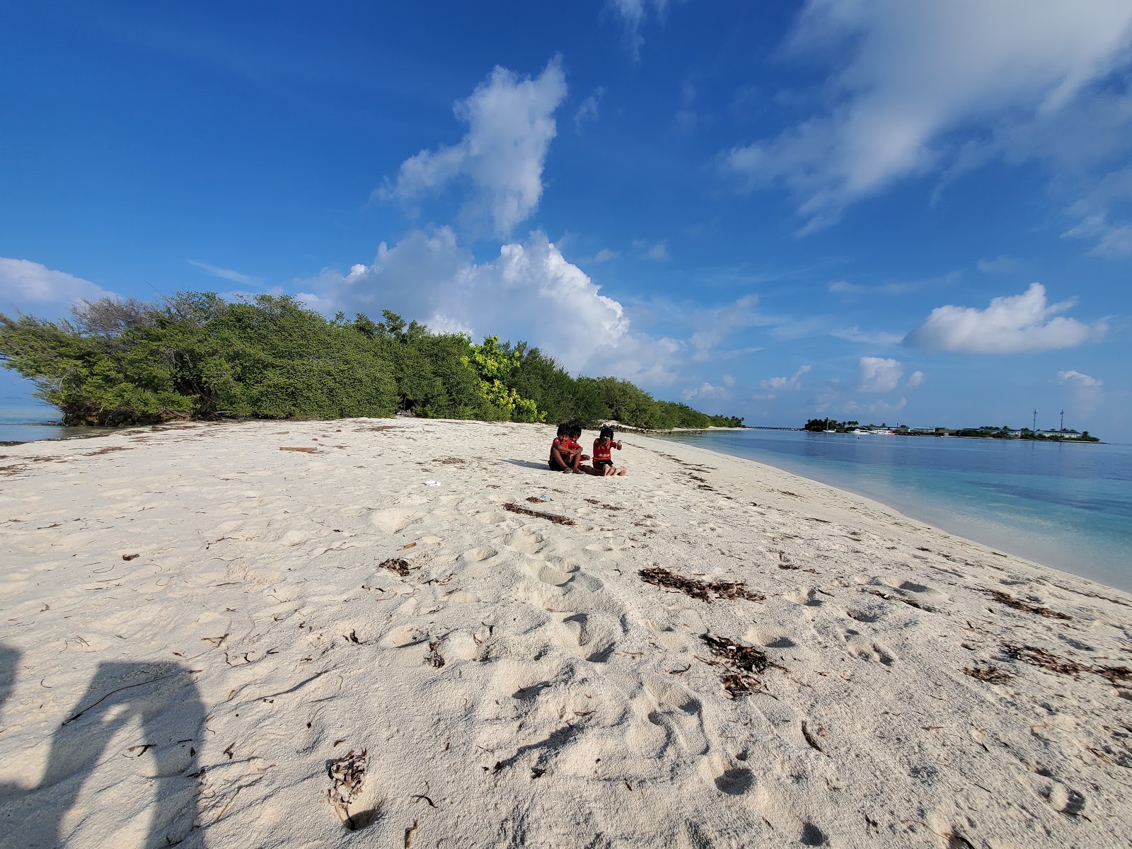 Foto di Kuda Finolhu Beach con una superficie del sabbia pura bianca