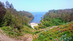 Photo de Playa de Touran entouré de montagnes
