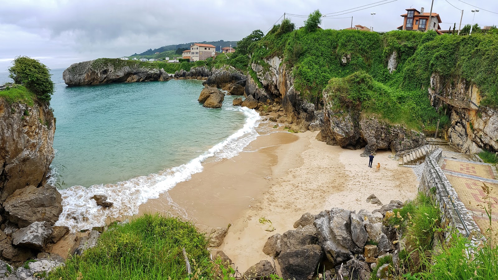Photo de Playa de Puerto Chico entouré de montagnes
