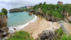 Photo de Playa de Puerto Chico entouré de montagnes