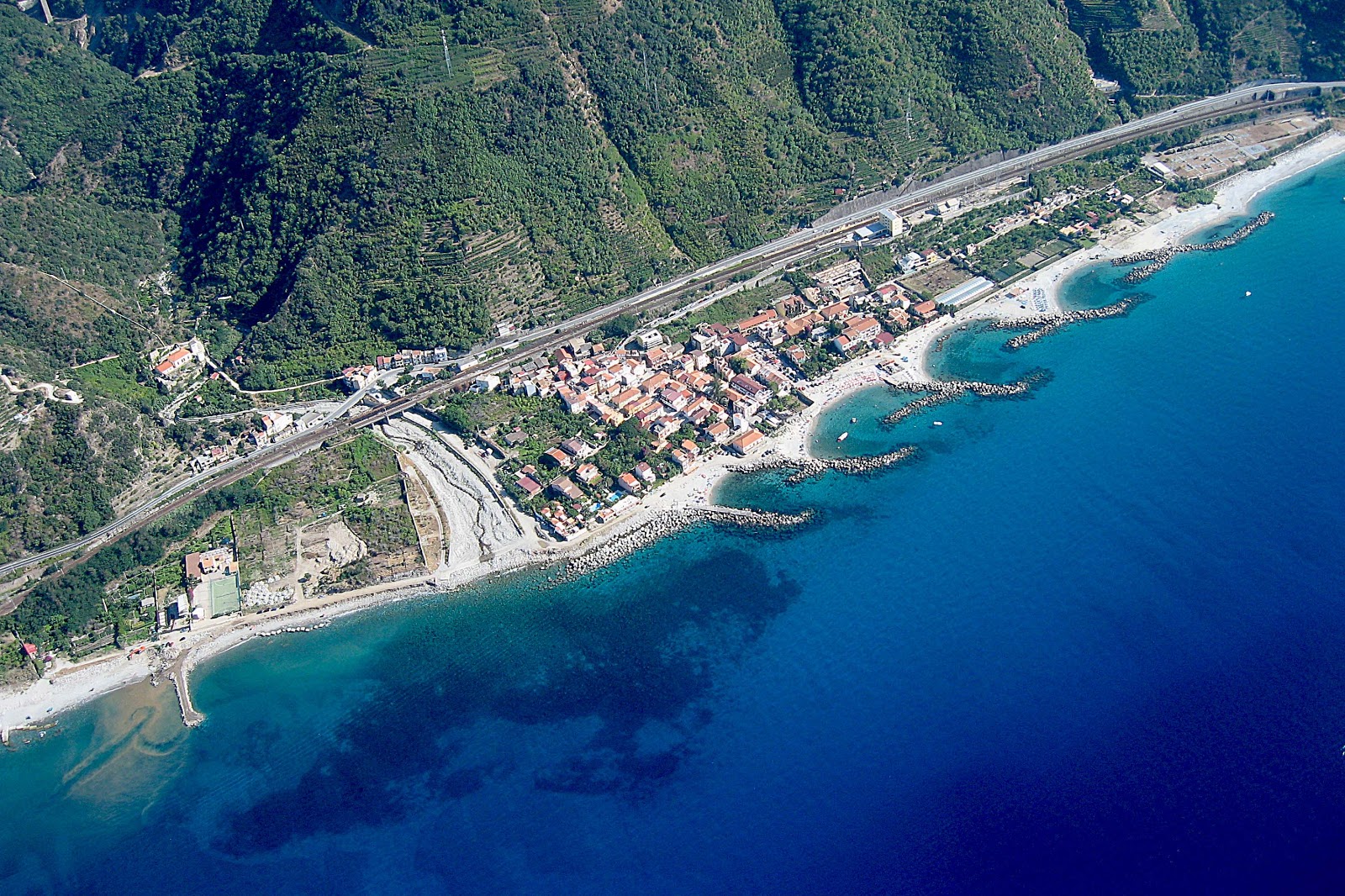 Photo de Spiaggia di Favazzina avec plusieurs moyennes baies