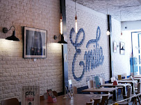 Atmosphère du Café Emilie's and the cool kids - Cookies & Coffee shop à Marseille - n°18