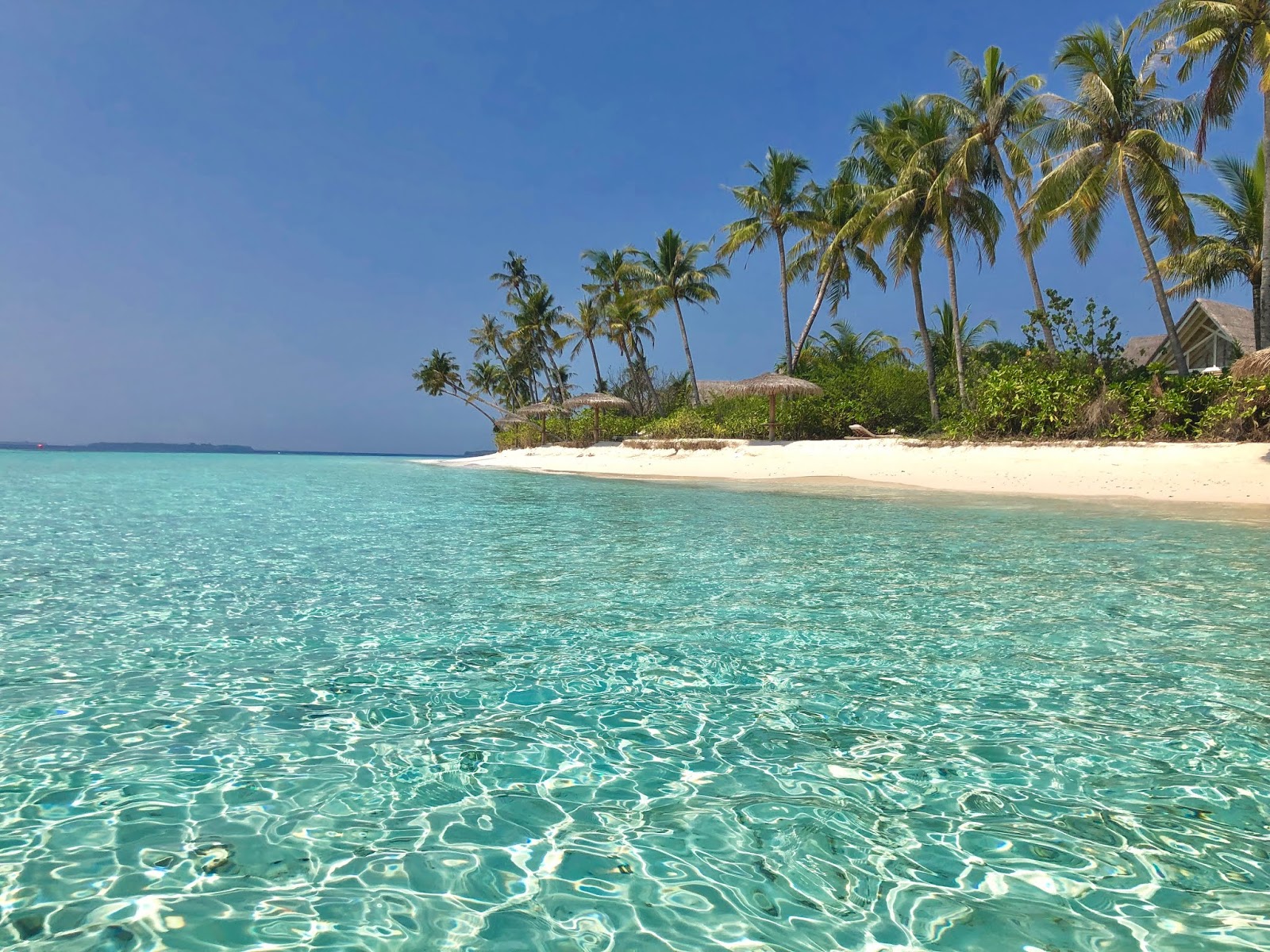 Foto av Milaidhoo Island Strand och bosättningen