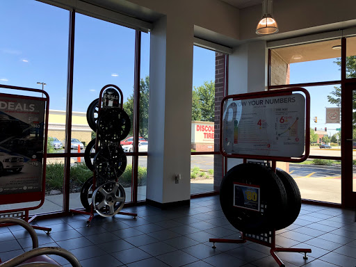 Tire Shop «Discount Tire Store - Schaumburg, IL», reviews and photos, 400 W Higgins Rd, Schaumburg, IL 60195, USA