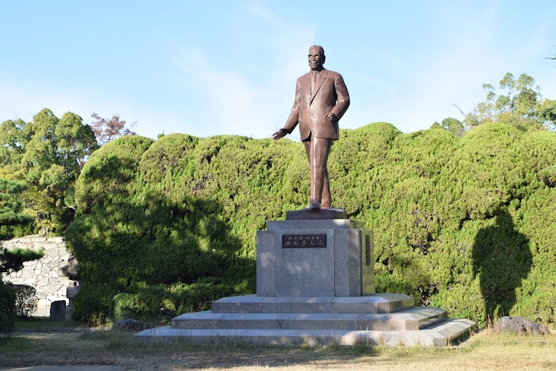 池田勇人銅像