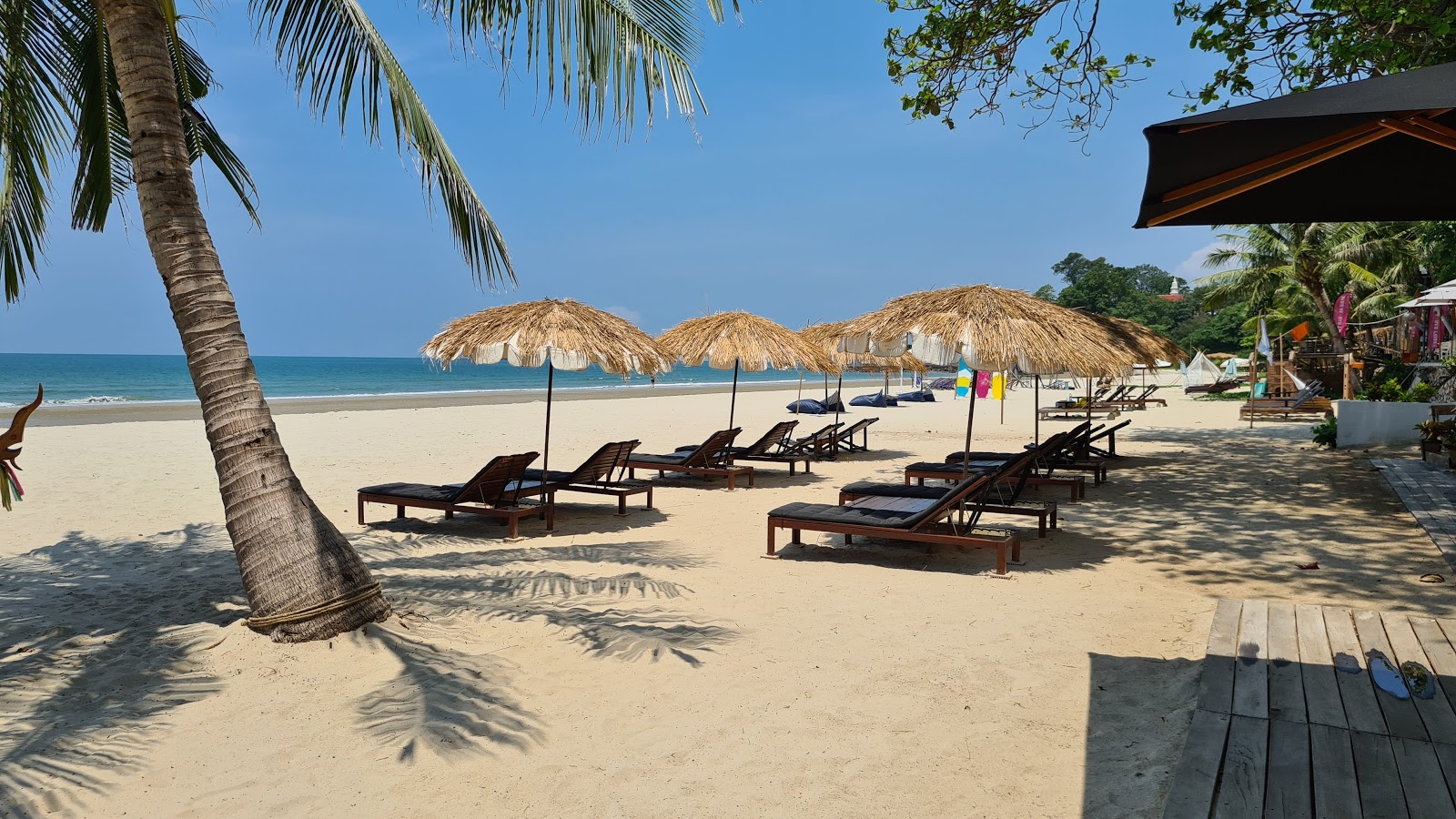 Foto af Ao Khai Strand med turkis rent vand overflade