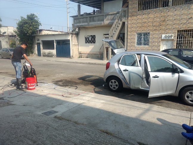 Opiniones de Lavadora de Autos Los Chamos en Guayaquil - Servicio de lavado de coches