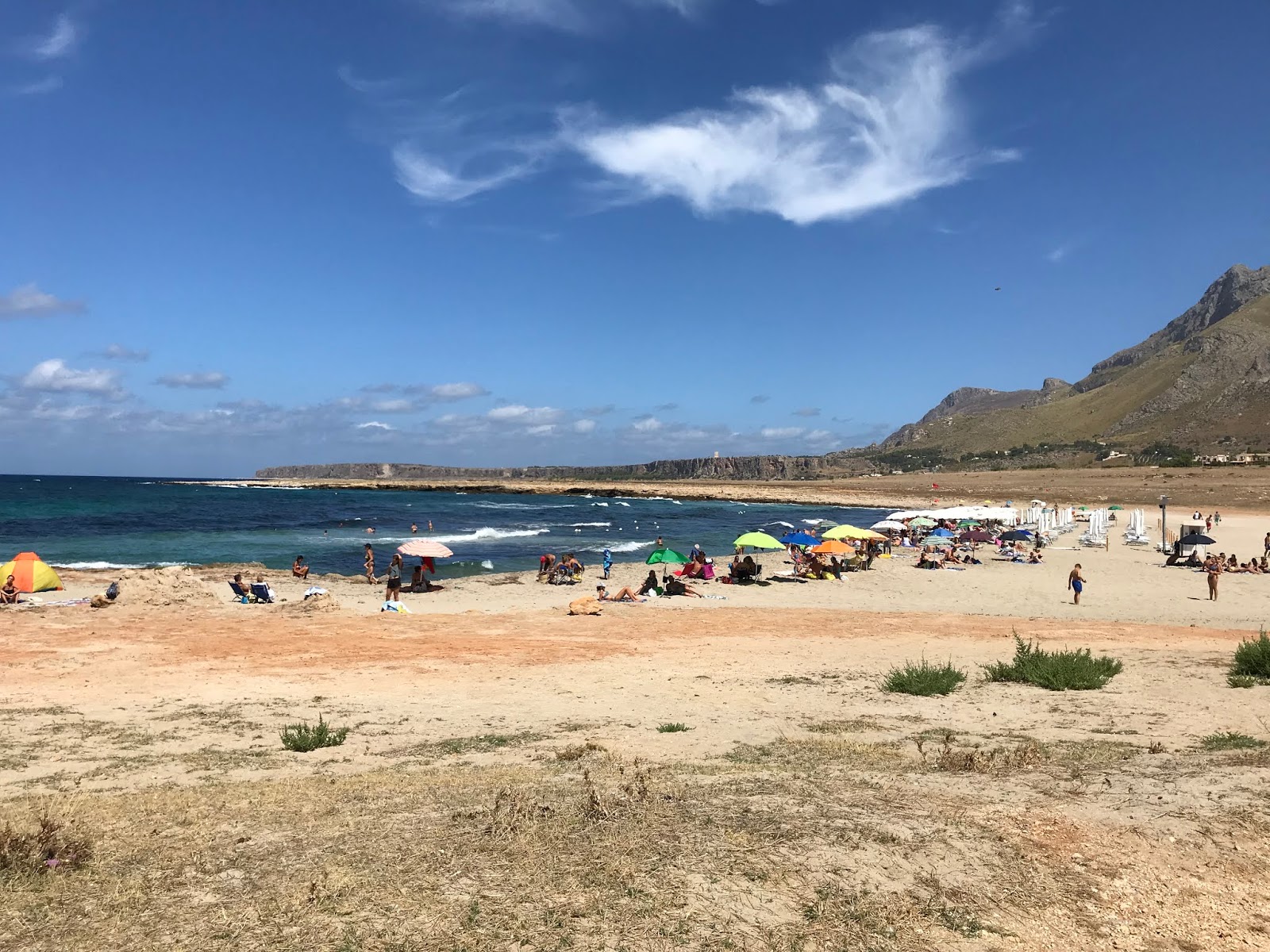 Foto van Màcari Strand ondersteund door kliffen