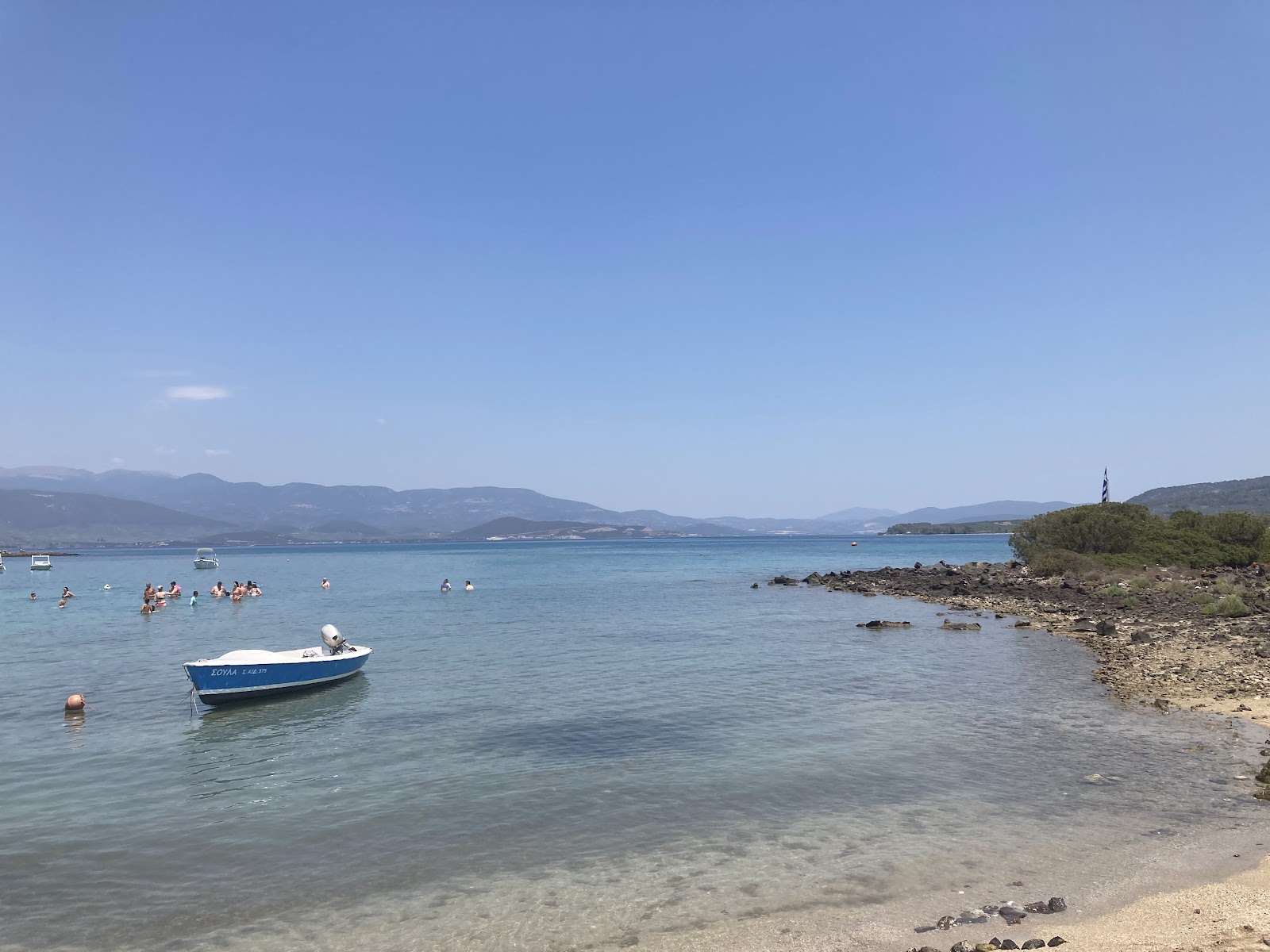 Foto van Monolia Beach met een rechte kustlijn