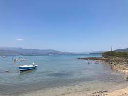 Foto van Monolia Beach met een rechte kustlijn