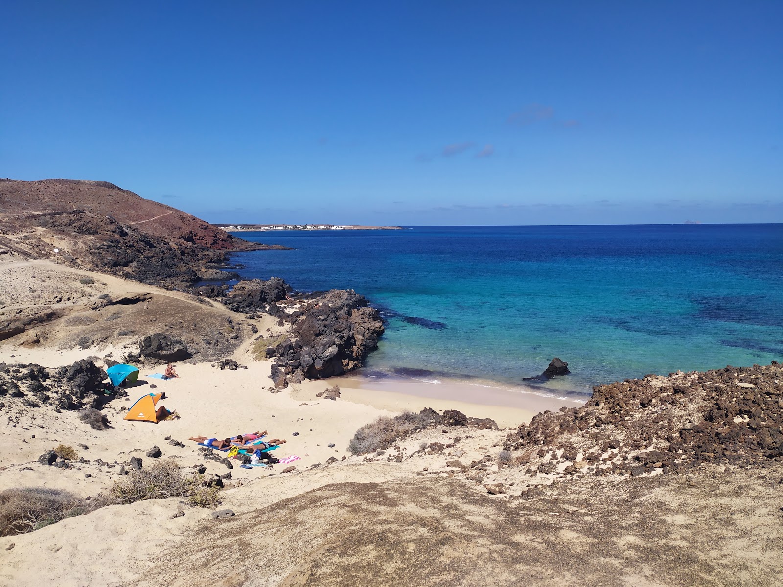 Foto di Playa Barranco de los Conejos con una superficie del sabbia beige