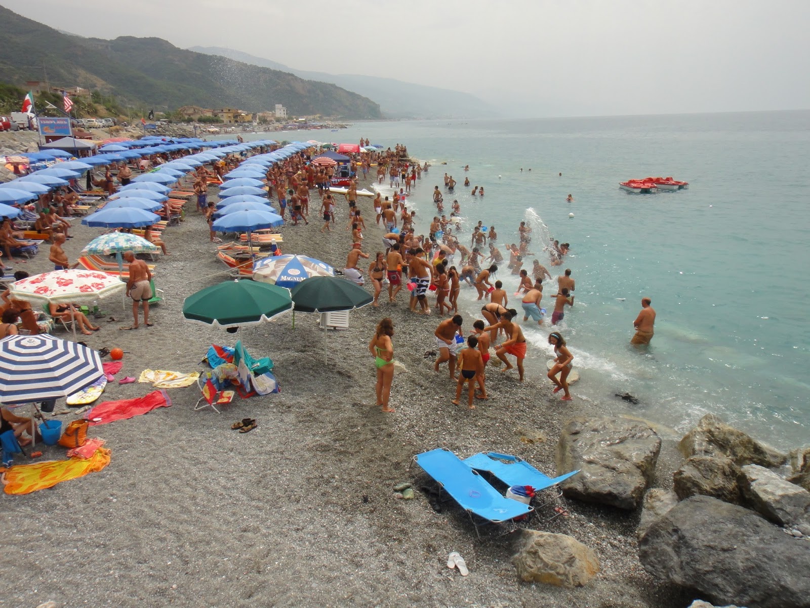 Foto di Marina beach circondato da montagne