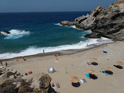 Nas beach'in fotoğrafı dağlarla çevrili