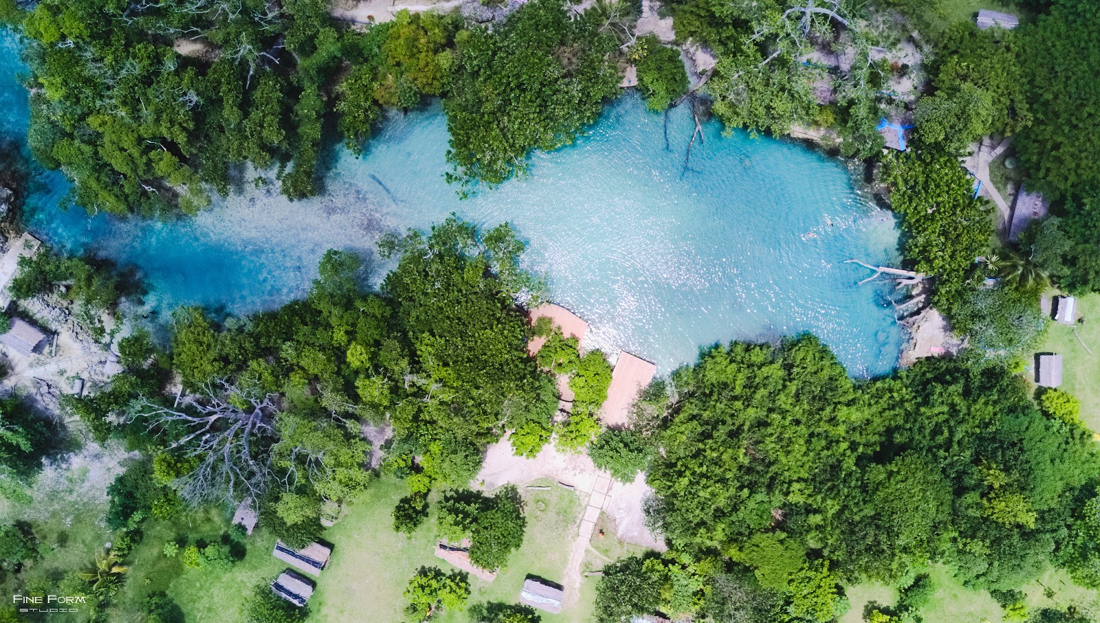 Valokuva Blue Lagoonista. sisältäen pieni lahti