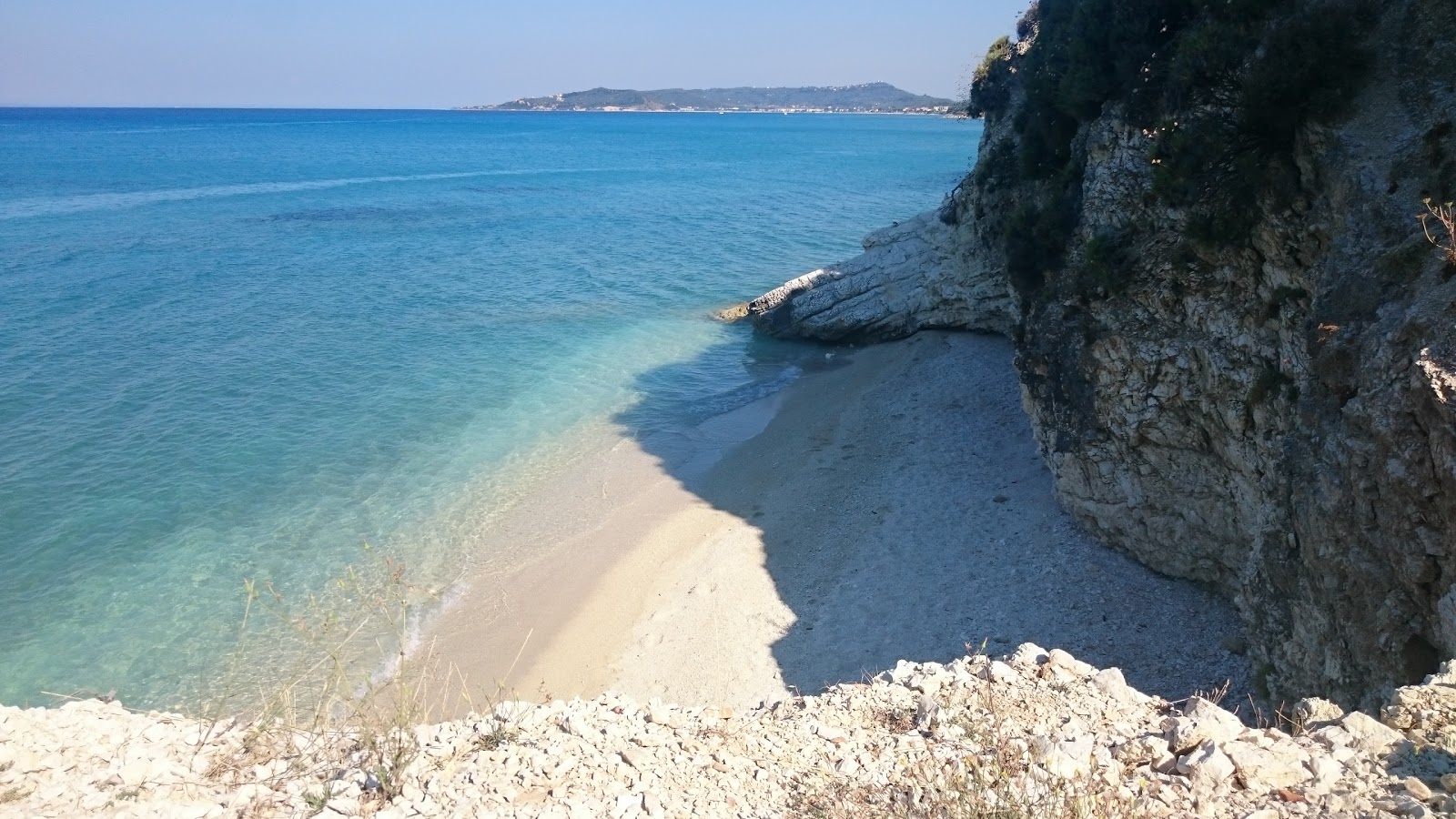 Valokuva Xigia Sulfur Beach IIista. pinnalla beige-hiekkaa ja soraa:n kanssa