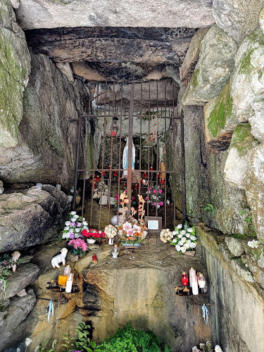 Avaliações doGruta de Nossa Senhora de Lourdes em Penalva do Castelo - Igreja